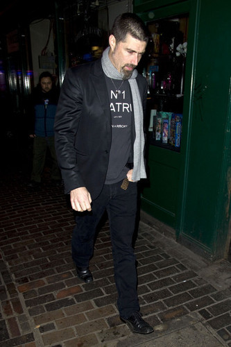  Matthew raposa walks início after attending a pre-BAFTA's party in London's