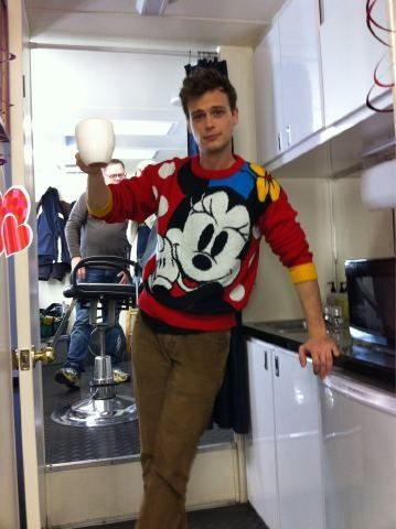 Matthewand his Minnie ماؤس sweater