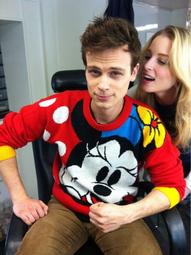  Matthewand his Minnie topo, mouse sweater