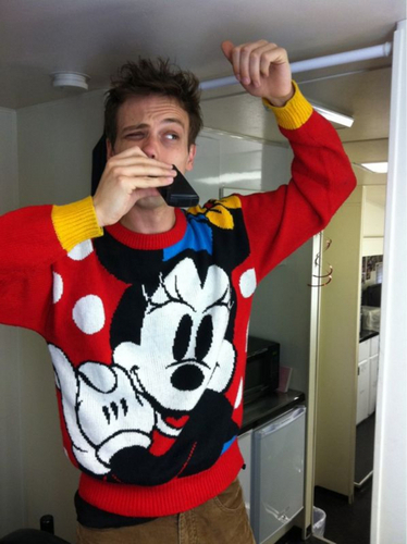  Matthewand his Minnie muis sweater