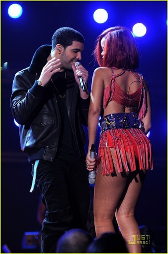  Rihanna: 'What's My Name' Grammy Performance with Drake!