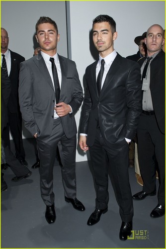  Zac Efron: Calvin Klein onyesha with Joe Jonas!