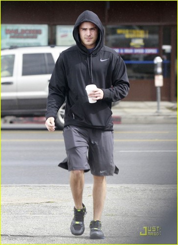  Zac Efron: Sweaty with Starbucks!