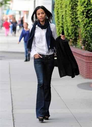  Zoe Saldana was busy texting on her way to Real 食物 Daily on February 15 2011