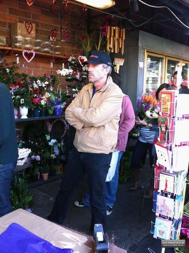  hugh laurie buying Blumen in los angeles, February 14, 2011