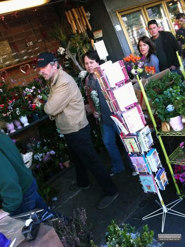  hugh laurie buying फूल in los angeles, February 14, 2011