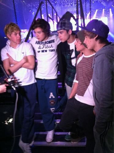  1D = Heartthrobs (Gearing Up 4 Live Tour) Rehearsing 100% Real :) x