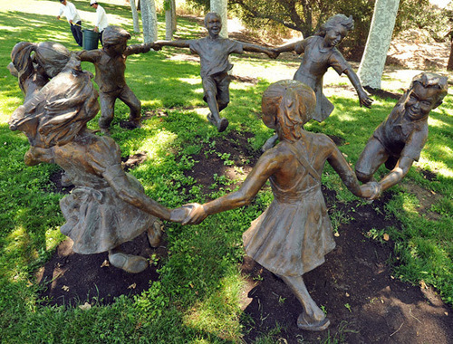  Children statues sa pamamagitan ng Neverland house