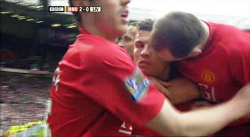  Cristiano Ronaldo had to endure a 吻乐队（Kiss） from Rooney !!!