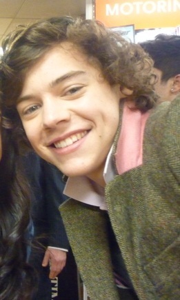  Flirty/Cheeky Harry (Book Signing) Ur Smile Lights Up The Whole Room & My corazón 100% Real :) x