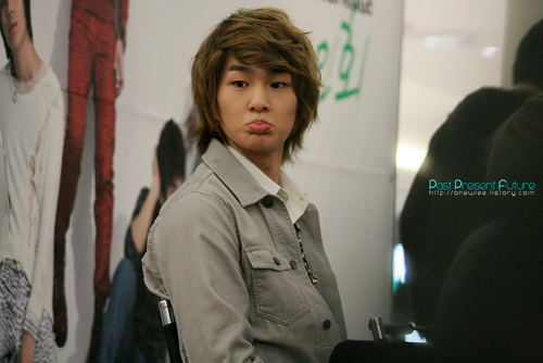  Onew and his incredibly pretty-ness/Cute-ness ><