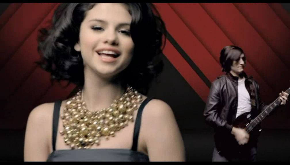 Ай люди песня. Selena Gomez & the Scene американская рок-группа. Selena Gomez & the Scene - a year without Rain платье из клипа. Selena Gomez & the Scene - naturally. Selena Gomez naturally обои.