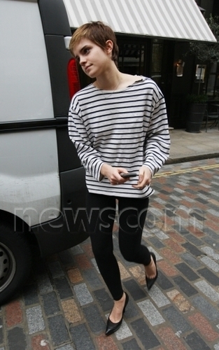  Emma Leaving a hotel in 런던 - 22.02.2011
