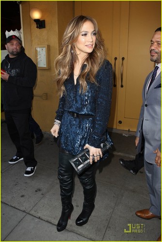  Jennifer Lopez: 'On the Floor' Video Premieres March 3!