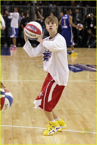  Justin Bieber: NBA All-Star Game with Rihanna!