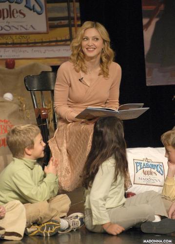  Madonna @ the "Mr. Peabody's Apples" Promotion