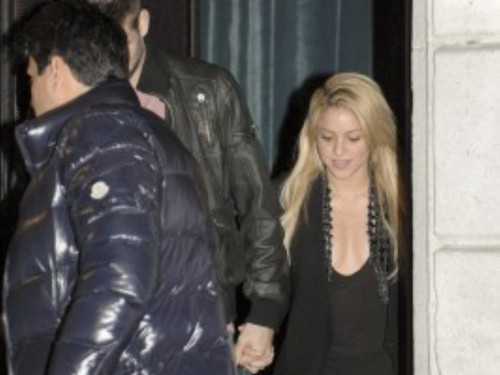  Piqué hand in hand with Shakira