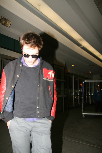  Robert Pattinson arriving in Vancouver
