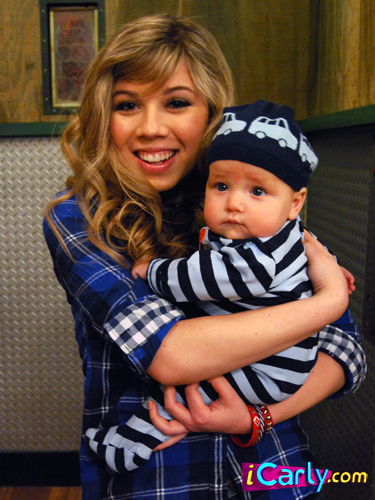  Sam holding a misceláneo baby