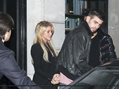  Shakira and Piqué hold hands