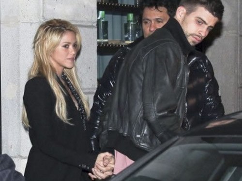 Shakira and Piqué hold hands