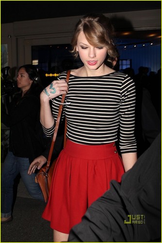  Taylor Swift: Back in L.A. After Asia Tour!