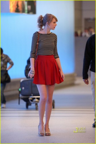  Taylor Swift: Back in L.A. After Asia Tour!