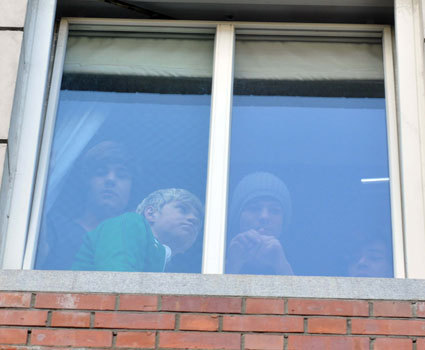  one direction in dublin peeping out the window!