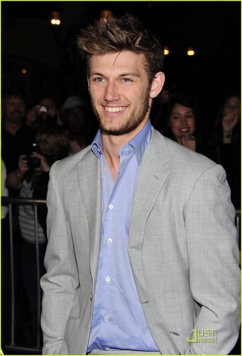  Alex Pettyfer: 'Beastly' Premiere During घर Fire!