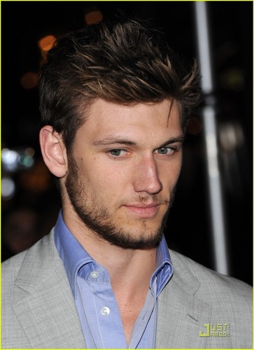  Alex Pettyfer: 'Beastly' Premiere During घर Fire!