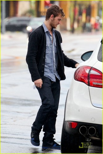  Alex Pettyfer: In-N-Out Burger Stop!