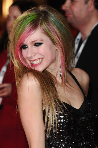  Avril Lavigne - 2011 Brit Awards in लंडन