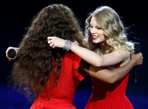  CMA's ビヨンセ giving Taylor her moment