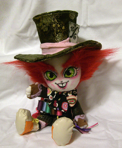  peminat made hatter doll