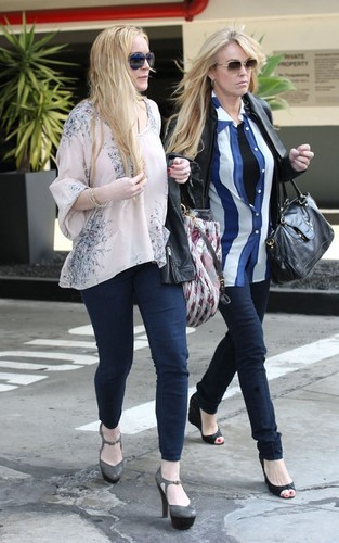  Lindsay Lohan Seeks Lời khuyên from Former Attorney