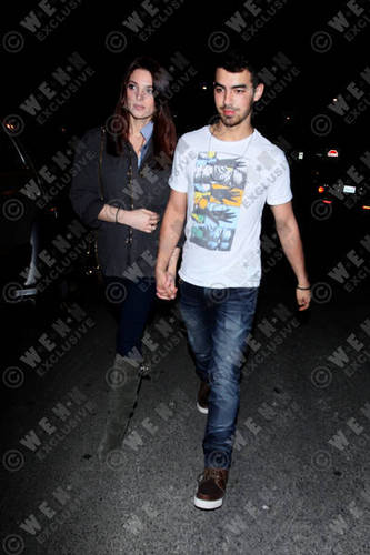  еще new pics of Ashley Greene (@AshleyMGreene) and Joe Jonas at Urth Caffe last night 2/24 [Heavily