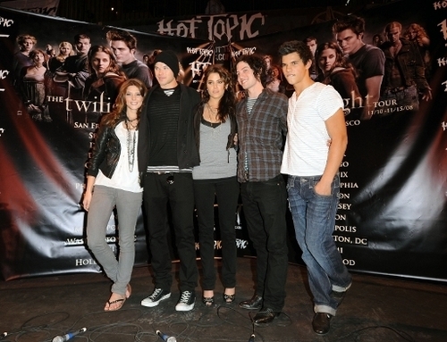  New / old pictures of the cast at Hot Topic (2008).