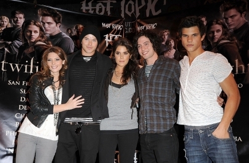  New / old pictures of the cast at Hot Topic (2008).