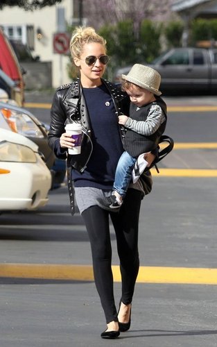  Nicole Richie out at Coffee শিম with Sparrow (February 17)