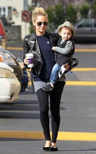  Nicole Richie out at Coffee feijão with Sparrow (February 17)