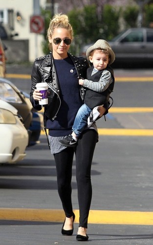  Nicole Richie out at Coffee feijão with Sparrow (February 17)