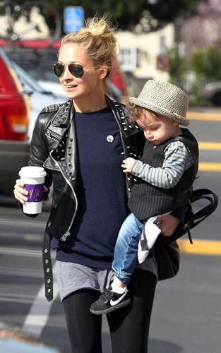  Nicole Richie out at Coffee fagiolo with Sparrow (February 17)