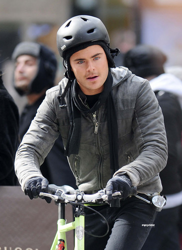  Photos: 2011- Zac Filming With Michelle Pfeiffer in NYC-(24/02)