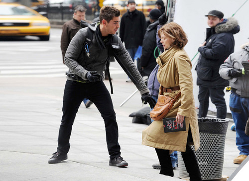  Photos: 2011- Zac Filming With Michelle Pfeiffer in NYC-(24/02)