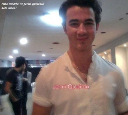  Picture of Kevin with Joe and Ashley चुंबन in the background!
