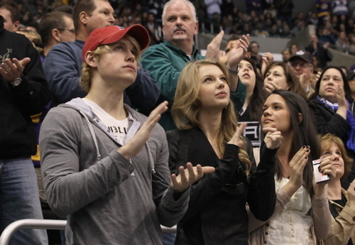  Taylor 迅速, 斯威夫特 - Taylor at the Minnesota Wild VS LA Kings Game