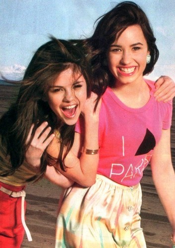 Selena Gomez và Demi Lovato