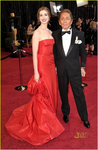  Anne Hathaway - Oscars 2011 Red Carpet