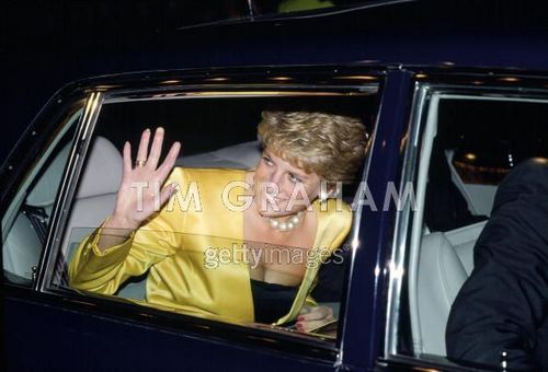  Diana Arriving 由 Car At The 伦敦 Palladium Theatre.