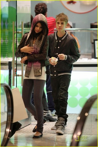  Justin Bieber & Selena Gomez